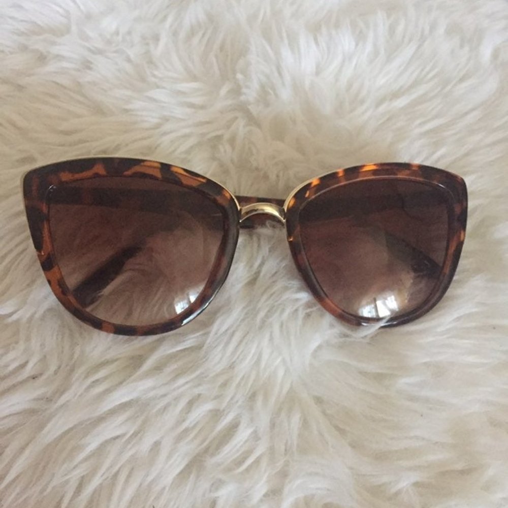 ❌SOLD!❌Tortoise Shell Sunglasses